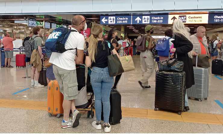 Viaggiatori in attesa in aeroporto