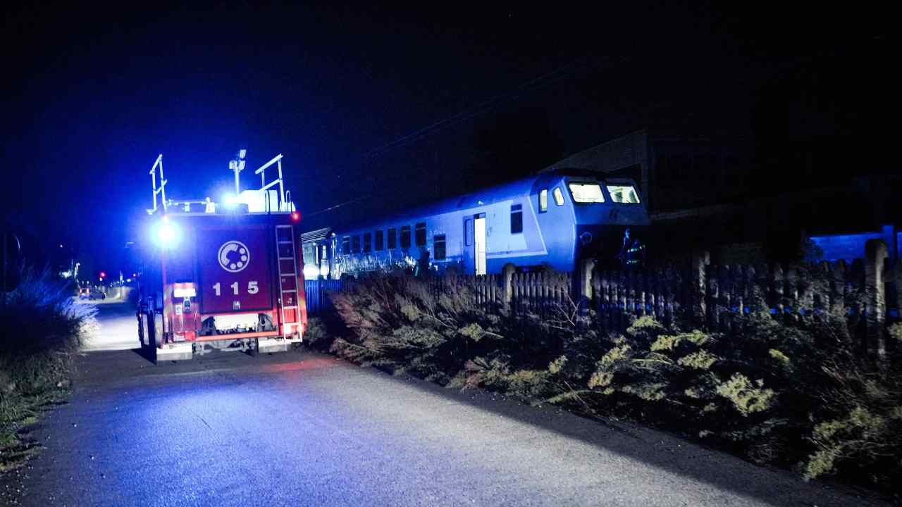 Vigili del fuoco vicino al treno sul luogo dell'incidente