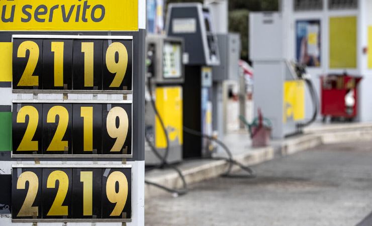 esposizione prezzi benzina