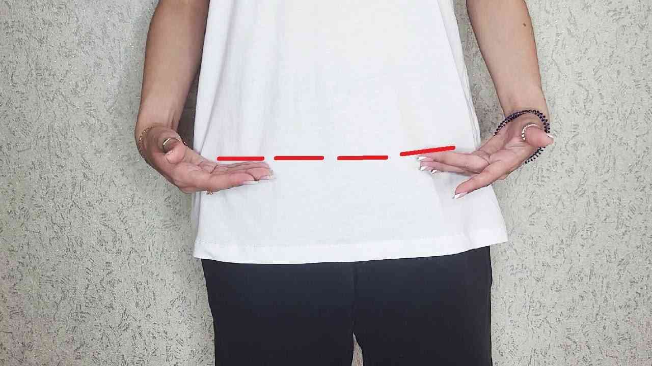 Come accorciare una maglietta troppo lunga in 2 minuti: procurati delle forbici 