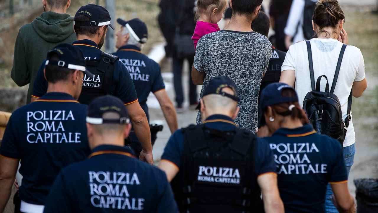 Agenti di Polizia per le strade di Tor Bella Monaca