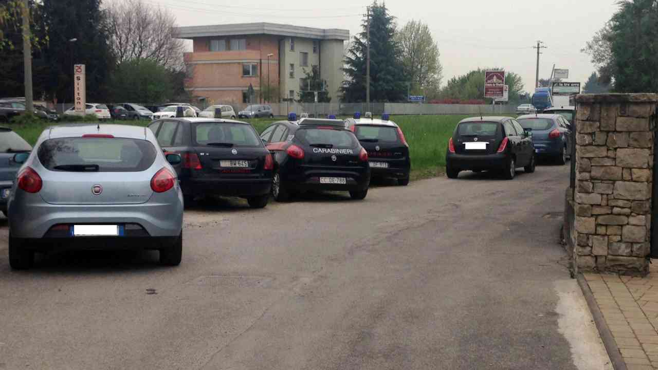 Auto dei carabinieri nella città di Bottanuco