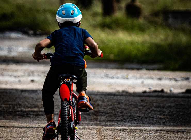 Bambino in bici