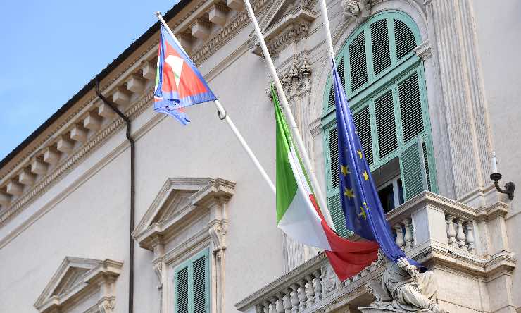Bandiere a mezz'asta al Quirinale per Giorgio Napolitano