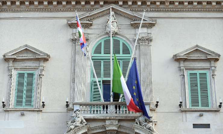 Bandiere a mezz’asta sulla facciata del Quirinale per la morte del Presidente emerito Giorgio Napolitano, Roma