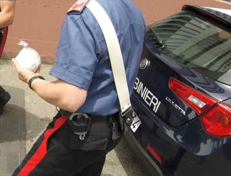 Carabiniere con droga sequestrata