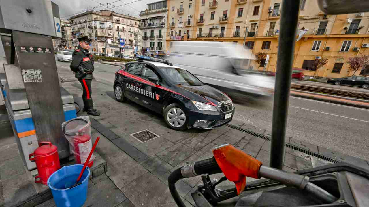 Carabinieri davanti al distributore in via Reggia di Portici