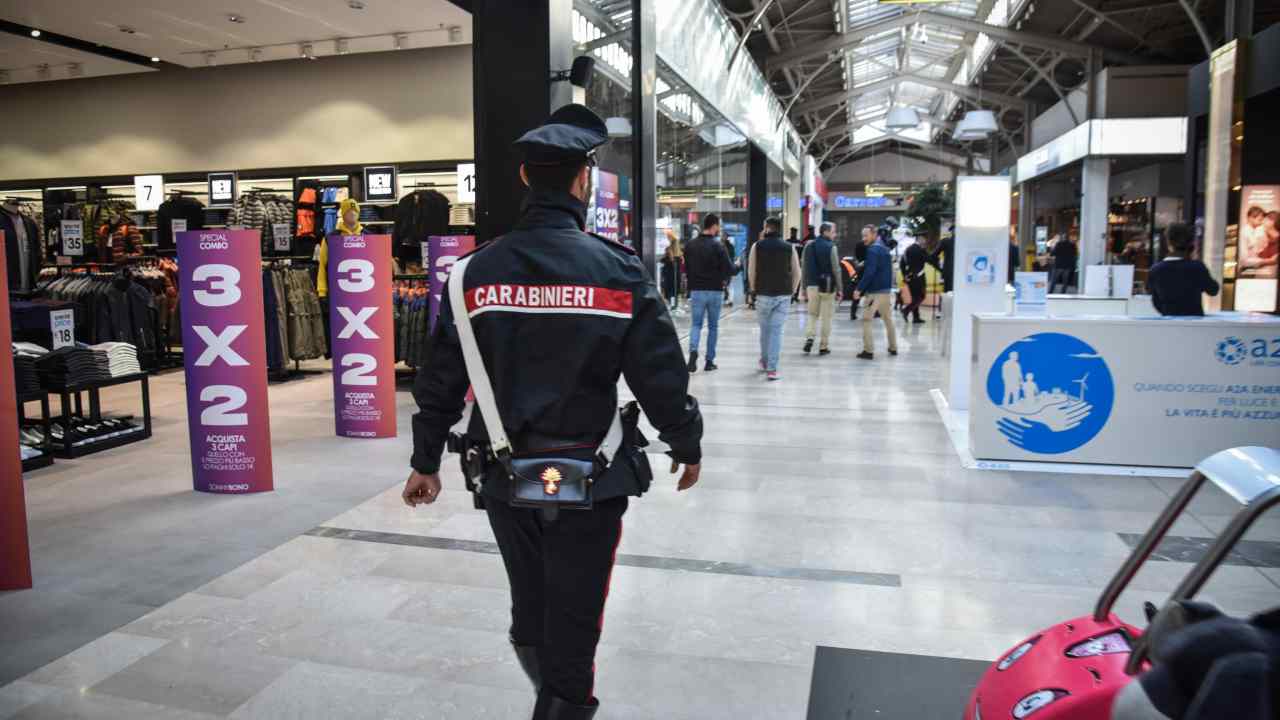 Carabinieri nel centro commerciale di Assago