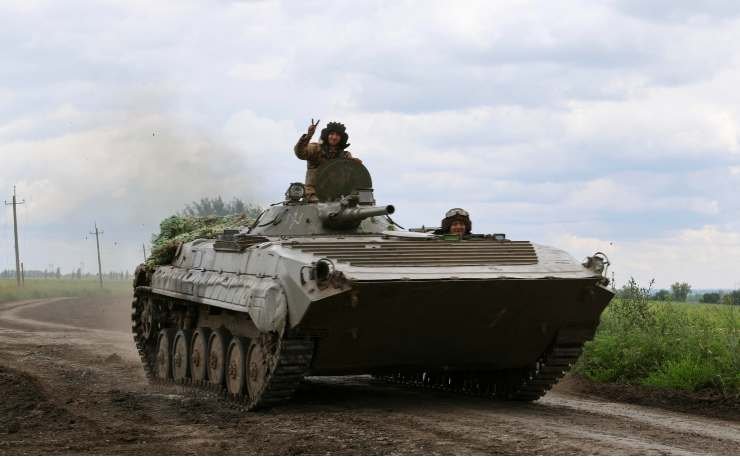 Carro armato con soldati ucraini
