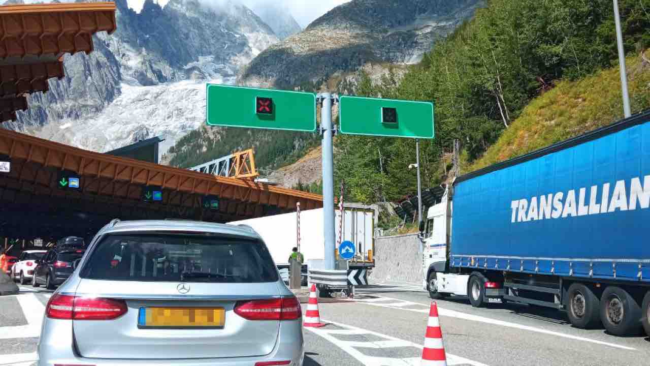 Coda di auto e camion in attesa al traforo del Monte Bianco