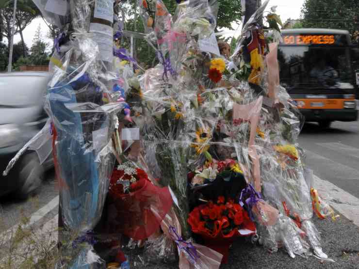 Fiori commemorativi sulla strada