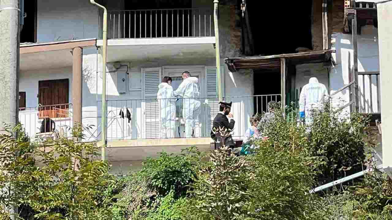 I carabinieri nella casa di una borgata di bassa montagna a Giaveno (Torino)