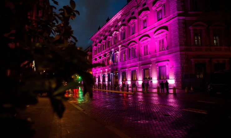 La facciata di Palazzo Madama illuminata di viola, adesione alla Giornata Mondiale dell'Alzheimer