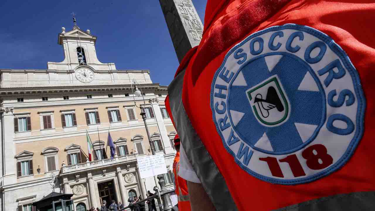 La protesta e presidio dei medici a piazza Montecitorio