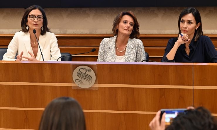Mariastella Gelmini, Elena Bonetti e Mara Carfagna, nel corso della conferenza stampa di Contro la violenza sulle donne