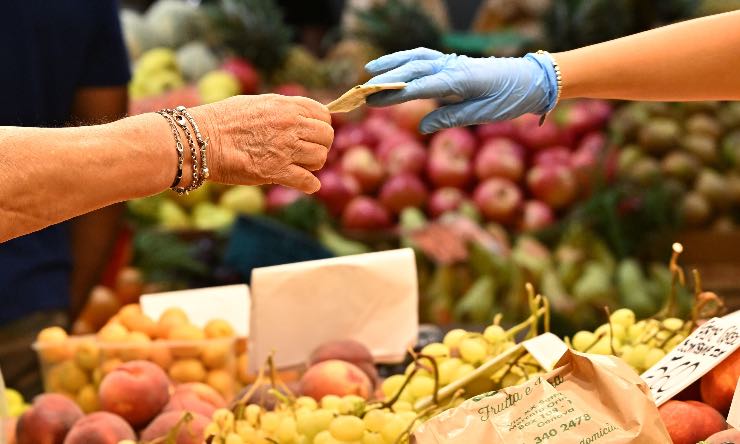 Mercato, spesa al banco della frutta
