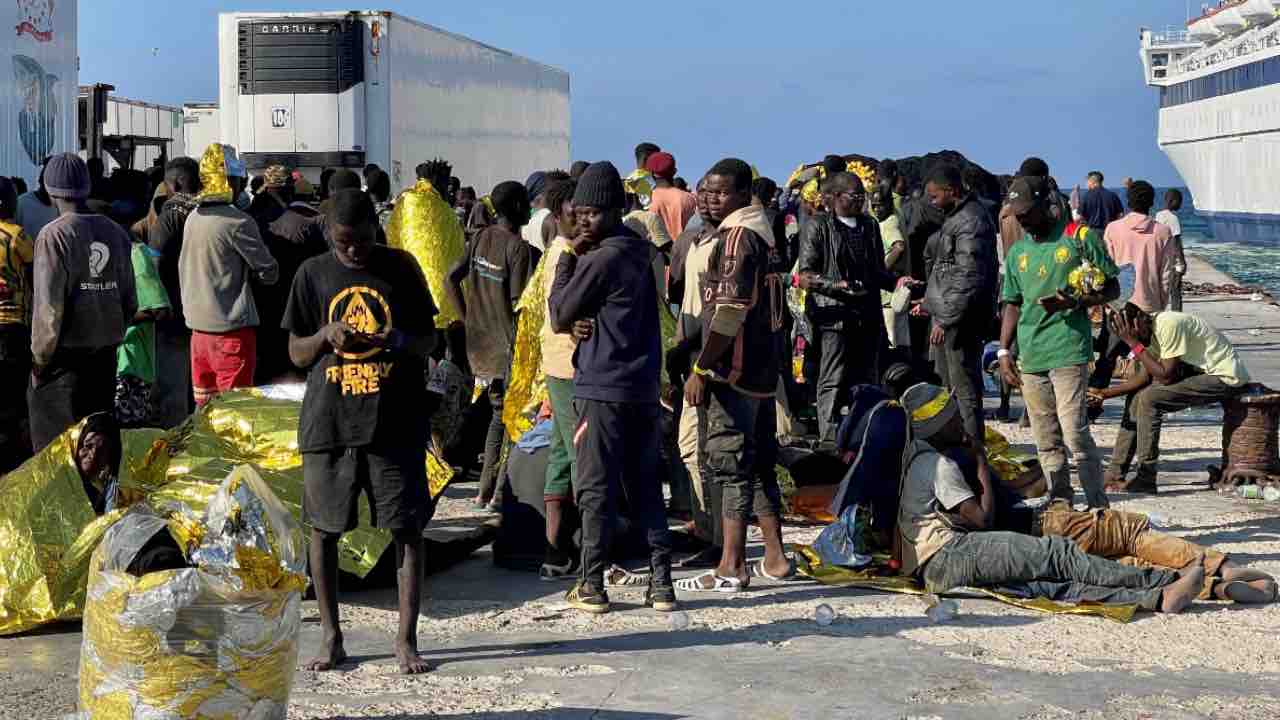 Migranti giunti a Lampedusa in attesa dei trasferimenti, 13 settembre 2023