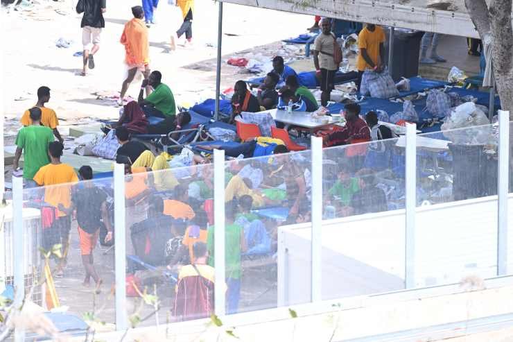 Migranti nell'hotspot Lampedusa