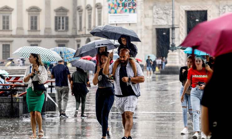 Milano, pioggia forte in centro
