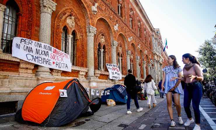 Milano, protesta studenti in tenda