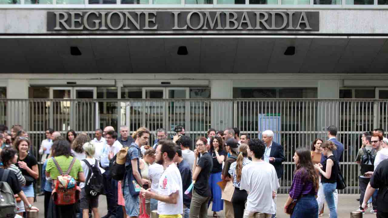 Milano, studenti davanti la sede della Regione Lombardia