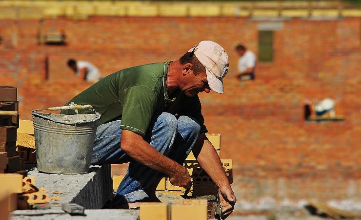 Muratore al lavoro