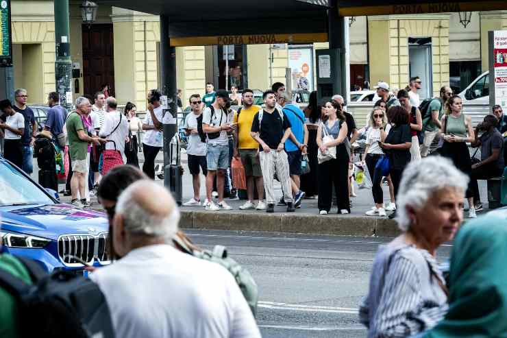 persone in attesa del bus