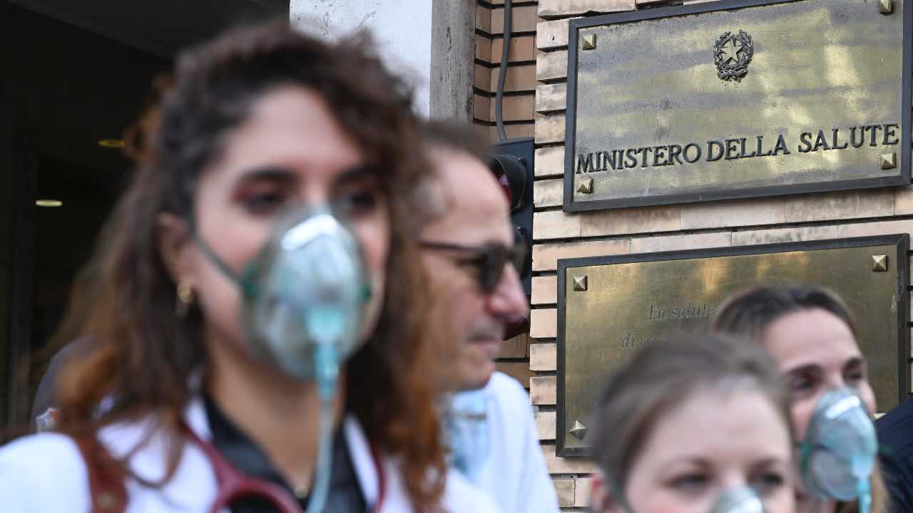 Protesta davanti al Ministero della Salute degli operatori sanitari
