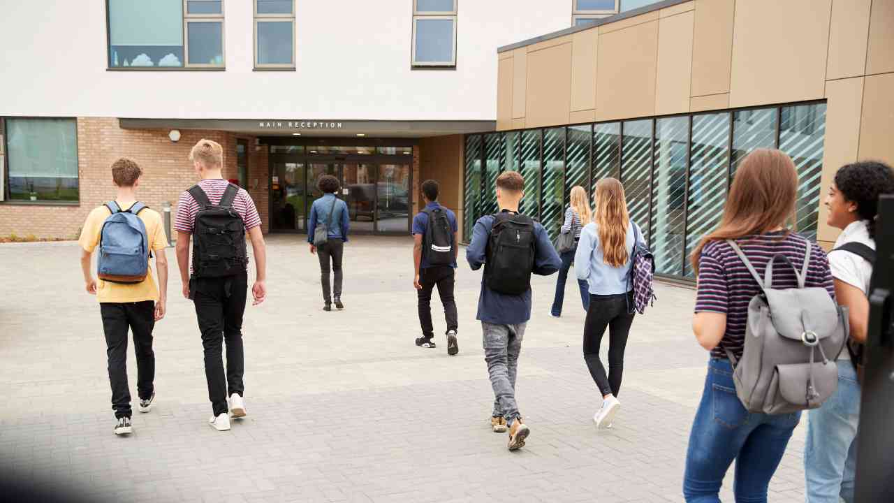 Ragazzi che entrano a scuola