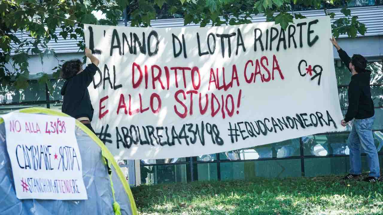 Studenti in tenda per protesta