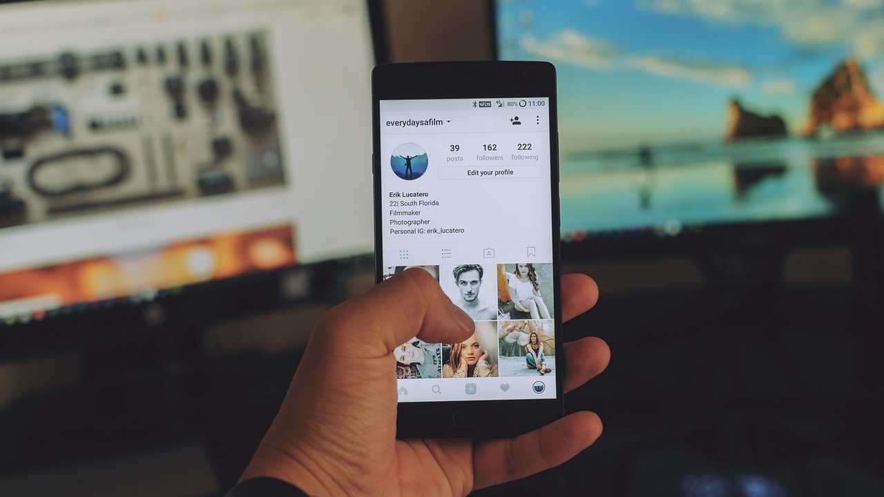 Instagram pronto ad introdurre una nuova funzionalità per nascondere i like  --- (Fonte immagine: https://www.nanopress.it/wp-content/uploads/2023/09/Smartphone-con-profilo-Instagram-aperto.jpg)