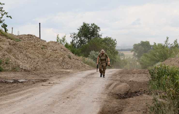 Soldato ucraino cammina su strada