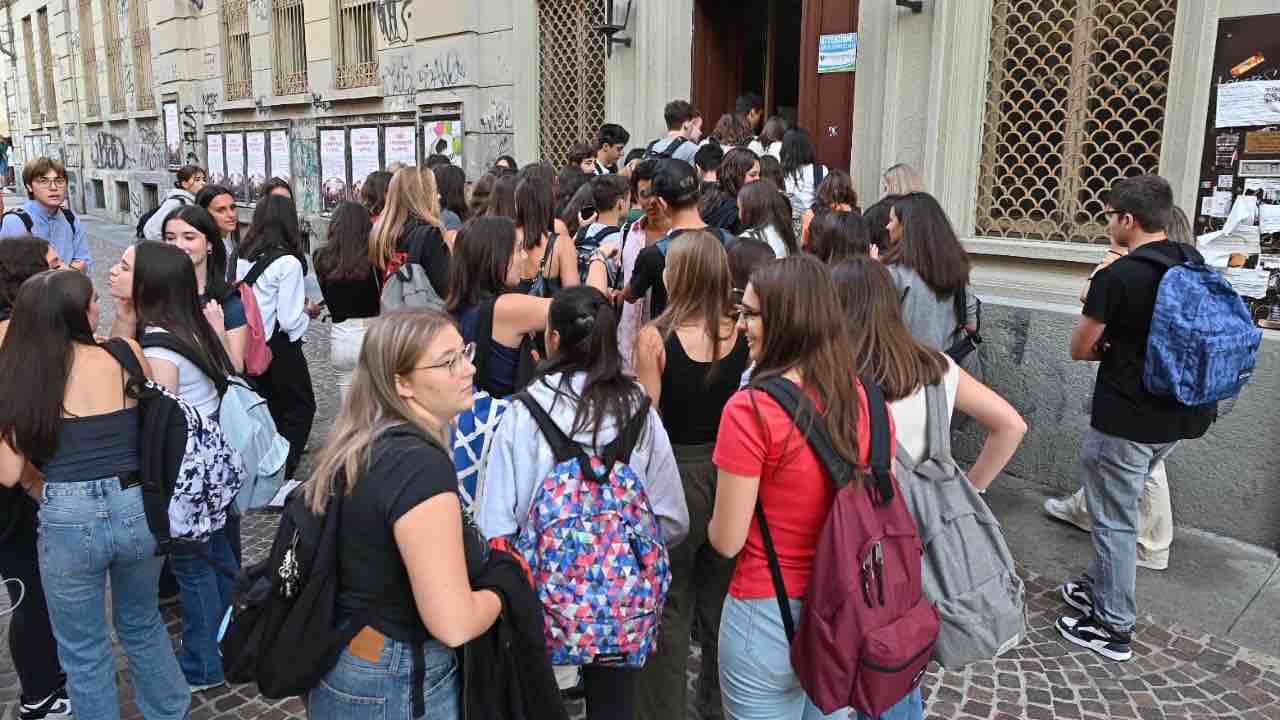Studenti a scuola nel primo giorno di lezioni dell'anno scolastico 2023-2024, li