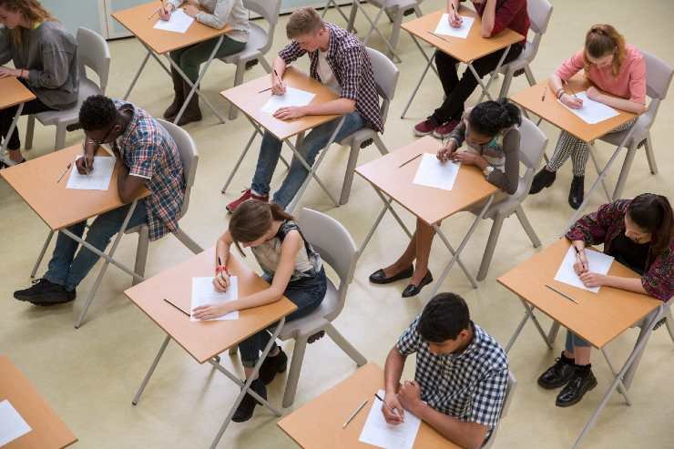 Studenti che sostengono un esame