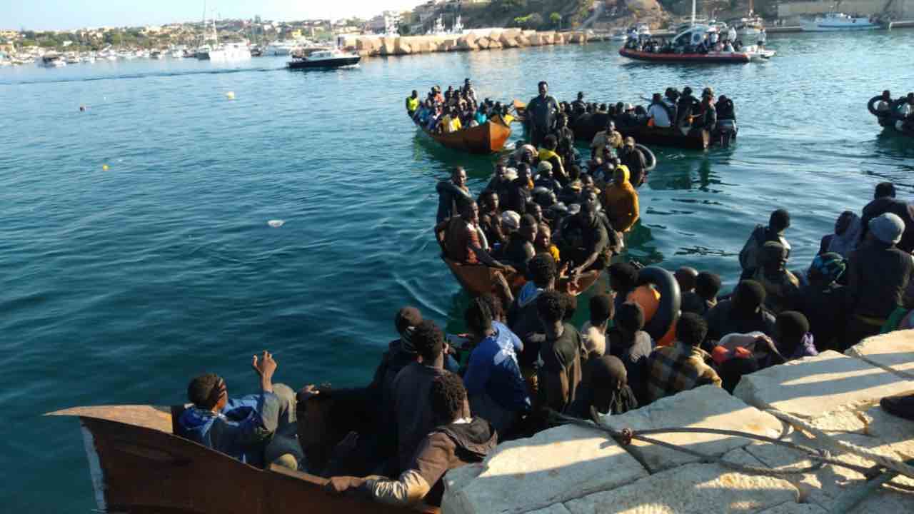 Un barcone pieno di migranti nelle acque di Lampedusa