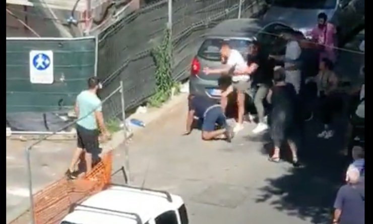 Un frame del video dell'aggressione pubblicato sul web