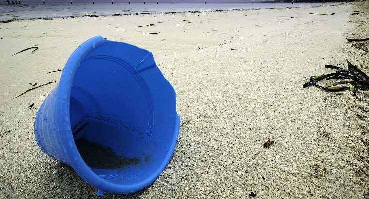 Un secchio in spiaggia