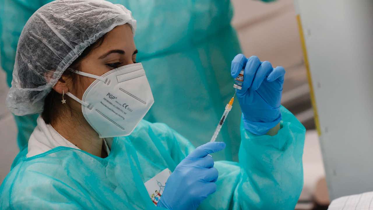 Operatore sanitario prepara una dose di vaccino anti Covid