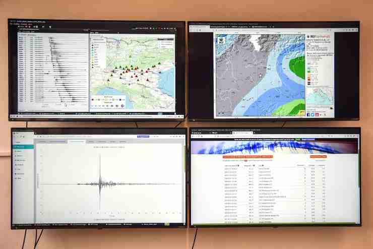 Vari monitor collegati al sismografo