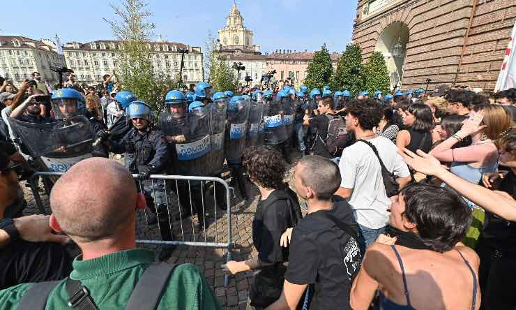 Torino, manifestazione di protesta degli studenti contro l'arrivo del primo ministro Giorgia Meloni