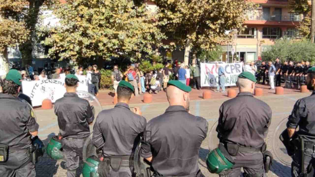 Ventimiglia, contestazione contro Piantedosi sui Cpr-3