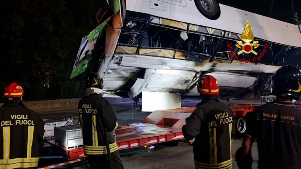 Vigili del Fuoco mentre rimuovono il pullman