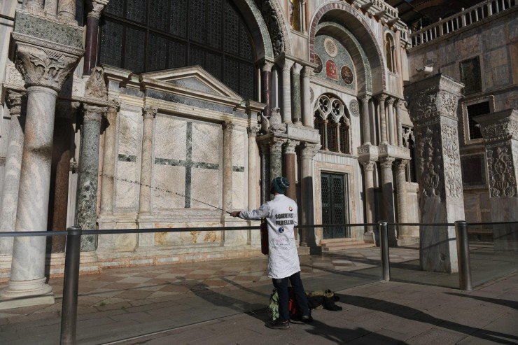 Attivisti mentre imbrattano la facciata della Basilica di San Marco