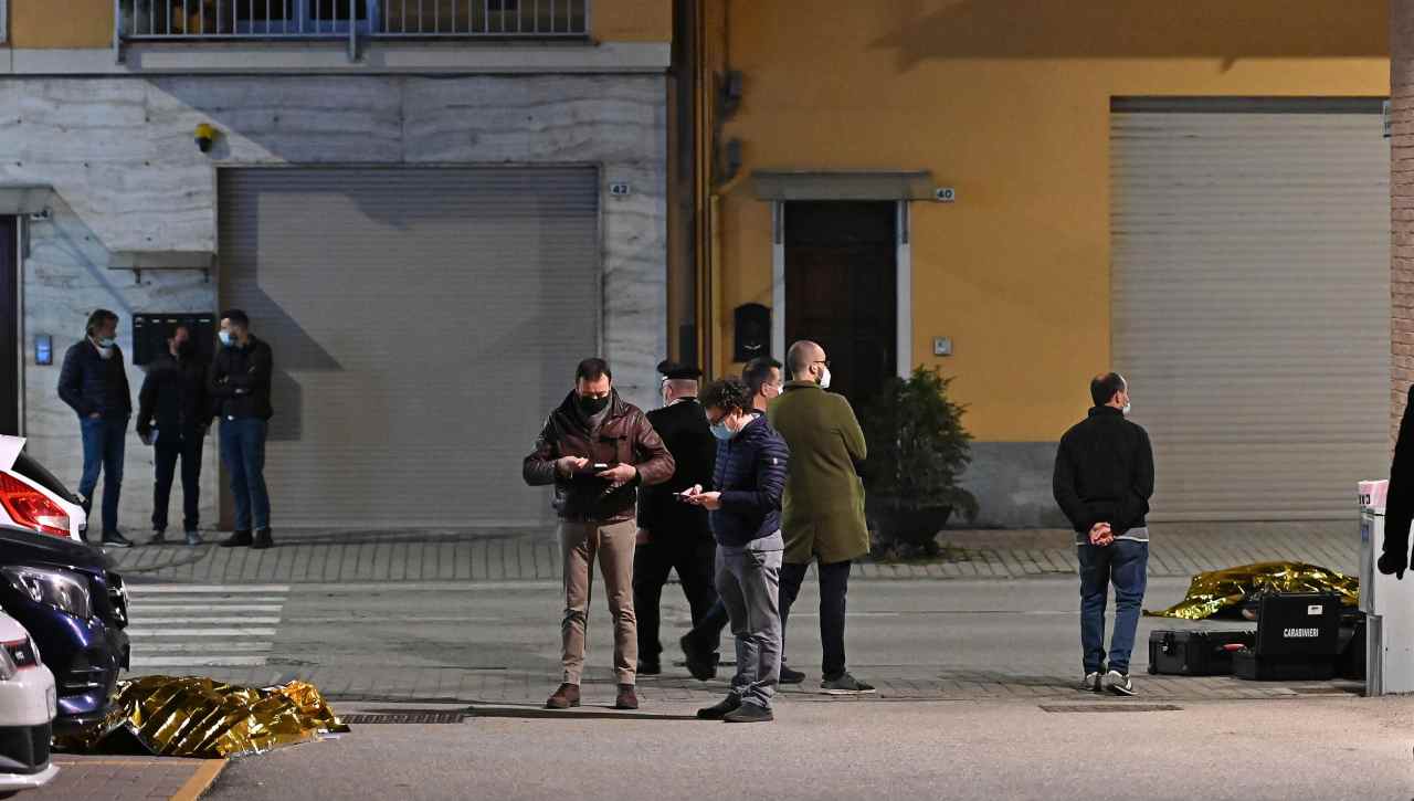 I carabinierii e la Scientifica sul luogo della rapina alla gioielleria Mario Roggero