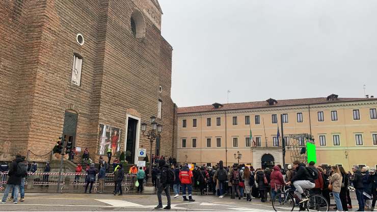 La folla di persone nella Chiesa di Santa Giustina