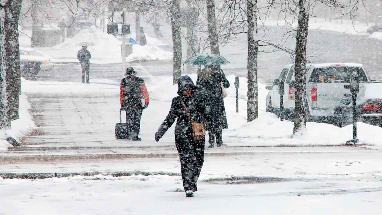 persone sotto la neve