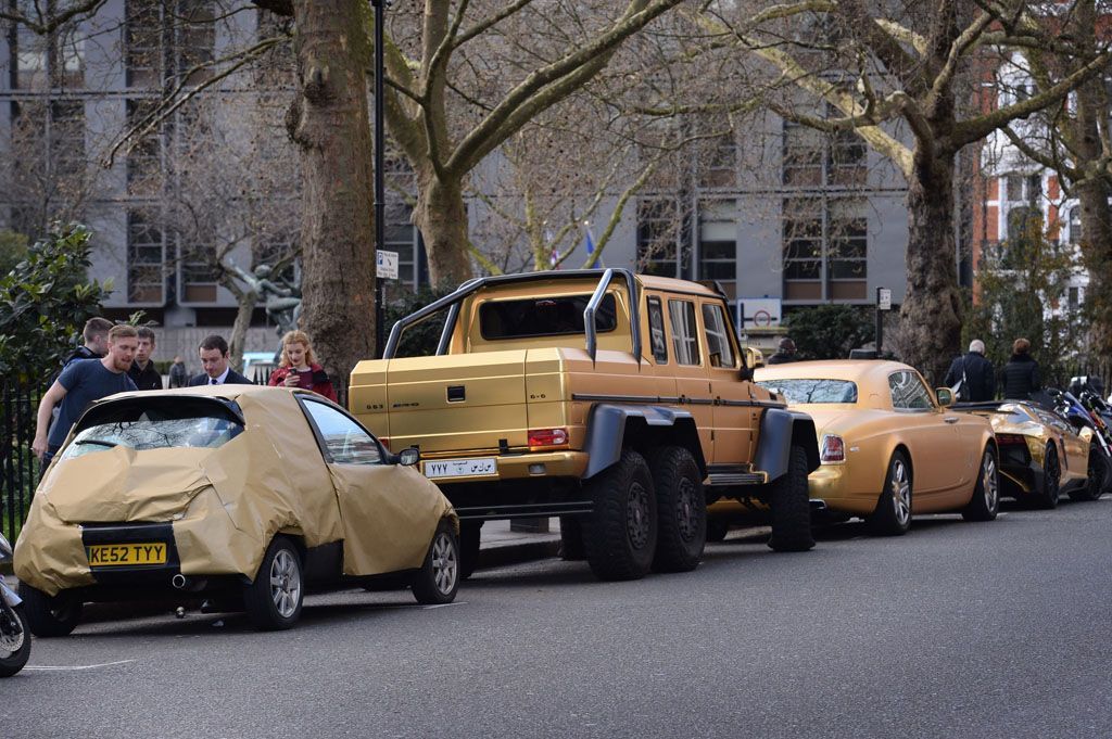 Supercar Strane Un Convoglio Di Auto Dorate A Londra Nanopress