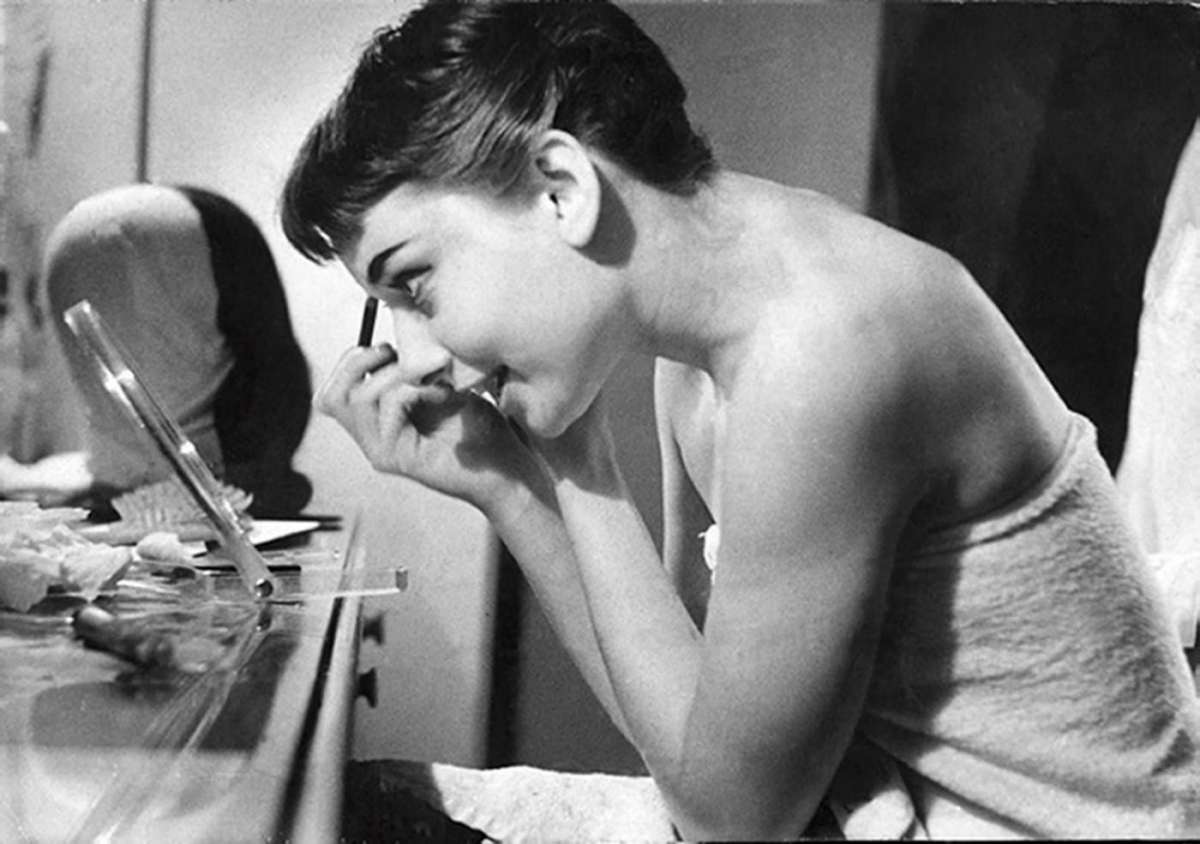 Audrey Hepburn allo specchio