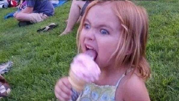 Bambina che mangia il gelato
