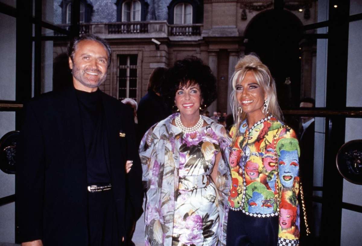 Donatella Versace con Gianni e Liz Taylor nel 1990